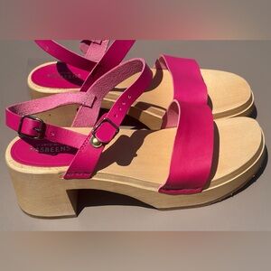 Swedish Hasbeens gorgeous like new clog strap sandals in bright magenta pink.